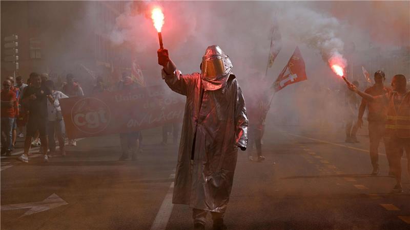Fackeln in Marseille - landesweite Proteste in Frankreich