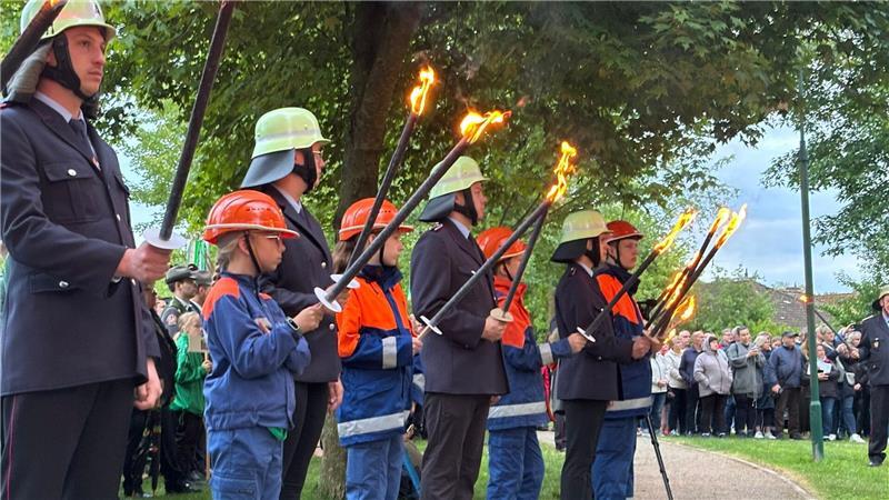 Fackelträger der Freiwilligen Feuerwehr beim großen Zapfenstreich am Freitagabend.
