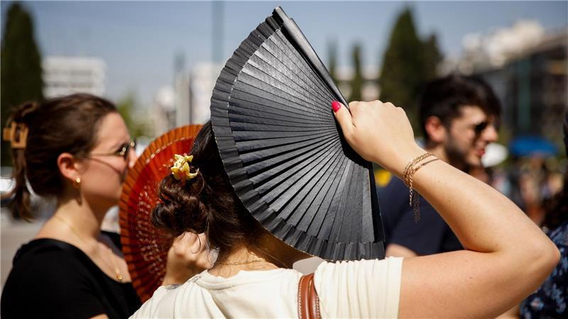 Hitze lähmt Südosten Europas: Tote in Italien und der Türkei Fächer, Air Condition, Strand - anders lässt es sich nicht aushalten