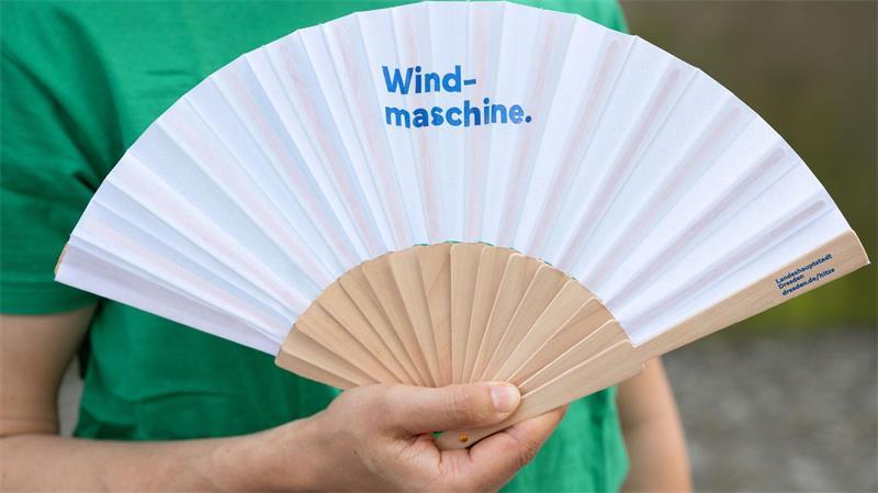 Fächer gewissermaßen als faltbare Windmaschinen sind gefragt.