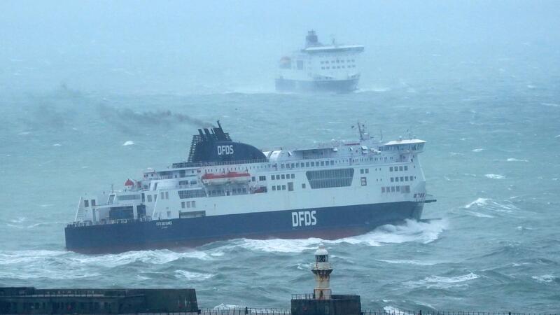 Fähren laufen im Hafen von Dover ein und aus, während der Sturm „Babet“ über das Vereinigte Königreich hinwegfegt.