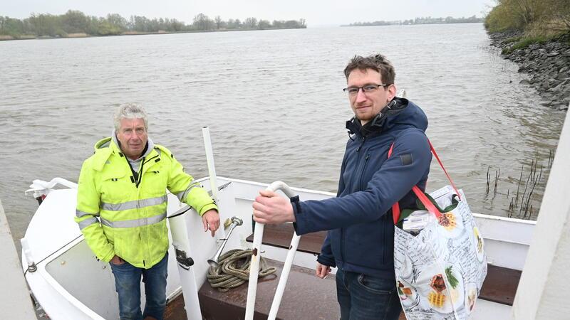 Fährmann, Gastwirt und Campingplatzbetreiber: Holger Blohm setzt den Dauercamper Sören Schulz nach Lühesand über.