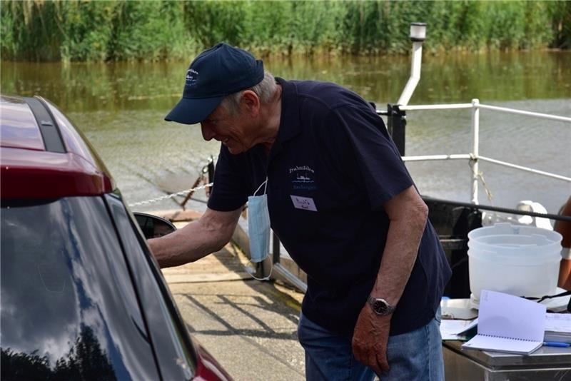 Fährmann im Ehrenamt : Karl, Kalli, Steffens kassiert das Fährgeld.