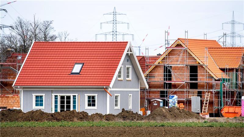 Fällig wird die Grundsteuer für Grundstückseigentümer – sie können die Forderung aber an Mieter und Pächter weiterreichen. (Symbolbild)