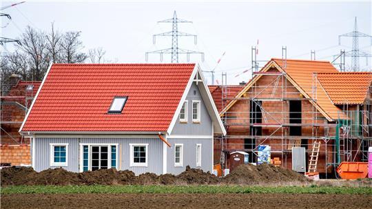 Fällig wird die Grundsteuer für Grundstückseigentümer – sie können die Forderung aber an Mieter und Pächter weiterreichen. (Symbolbild)