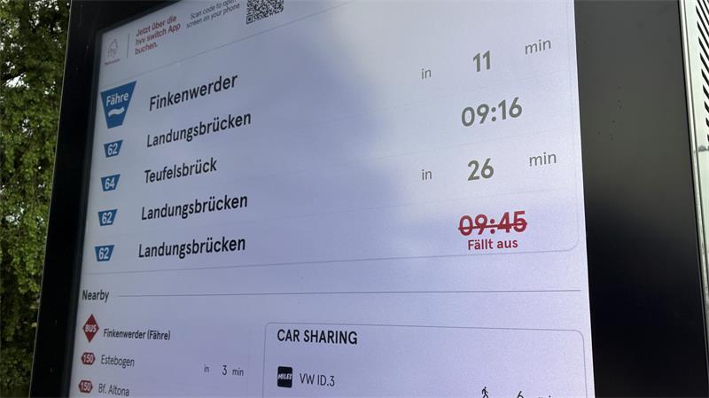 HADAG streicht weitere Fährverbindung: Pendler im Kreis Stade profitieren Fällt aus, diese Worte stehen immer wieder auf der Fahrplantafel am Anleger in Finkenwerder.