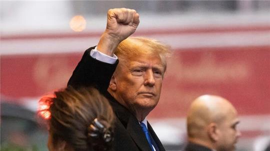 Fällt im Prozess durch Meinungsäußerungen störend auf: Ex-US-Präsident Donald Trump scheint das Verfahren für seinen Wahlkampf zu nutzen.