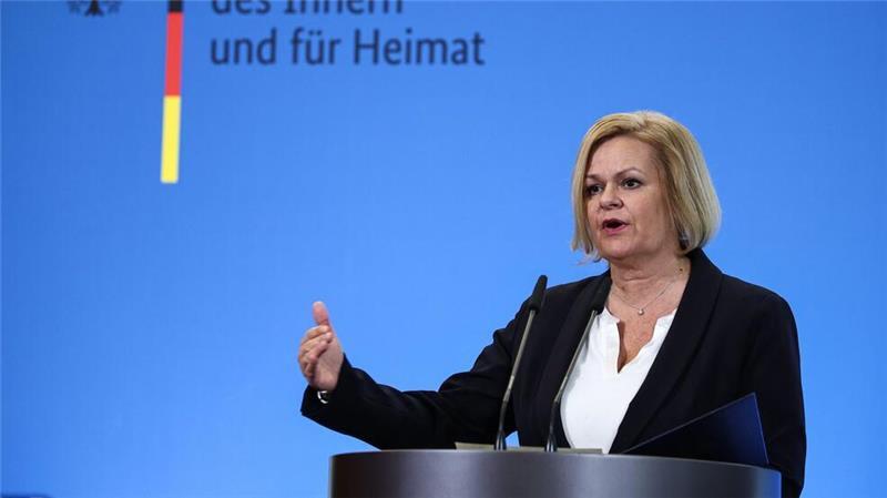 Faeser zweifelt daran, dass Merz‘ Vorschläge rechtskonform sind.