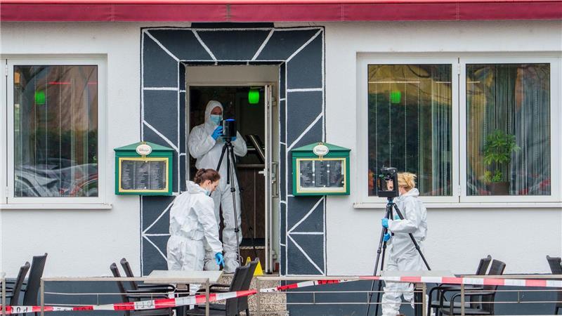 Unbekannter erschießt zwei Menschen in Lokal Fahnder sichern Spuren.