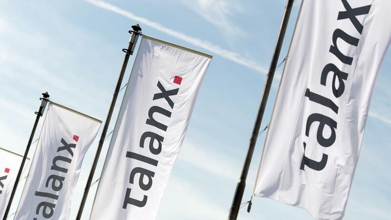 Versicherer Talanx verdient 2023 so viel wie noch nie Fahnen der Talanx AG wehen bei einer Hauptversammlung des Versicherungskonzerns in Hannover.