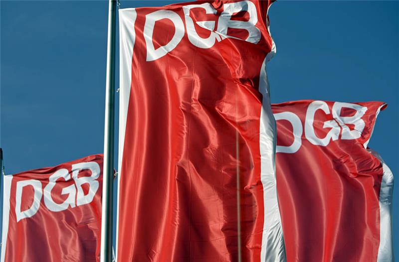 Fahnen des Deutschen Gewerkschaftsbunds (DGB) wehen vor dem blauen Himmel. Foto: Jan Woitas/dpa-Zentralbild/dpa 