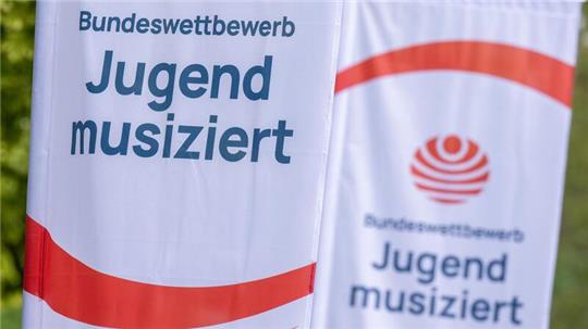 Fahnen mit dem Logo des Talentwettbewerbs „Jugend musiziert“ wehen vor Beginn des Wettbewerbs in Zwickau im Jahr 2023.
