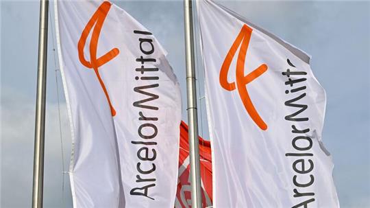 Fahnen vom Stahlproduzenten ArcelorMittal wehen im Wind.