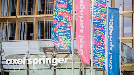 Fahnen wehen vor dem Axel-Springer-Hochhaus.
