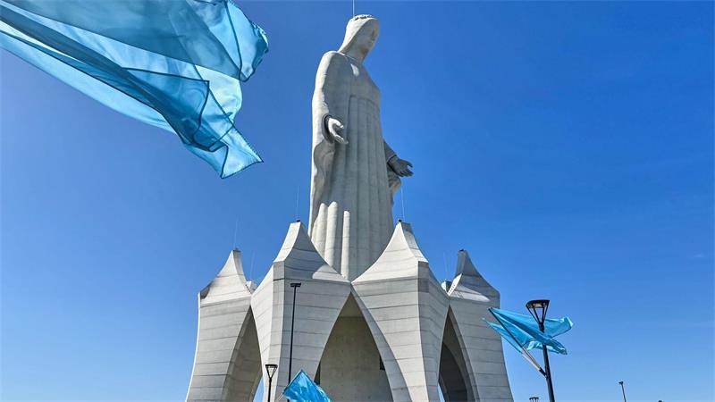 Größte Marienstatue Europas in Polen eingeweiht Fahnen wehen vor dem riesigen Bauwerk im polnischen Konotopie.