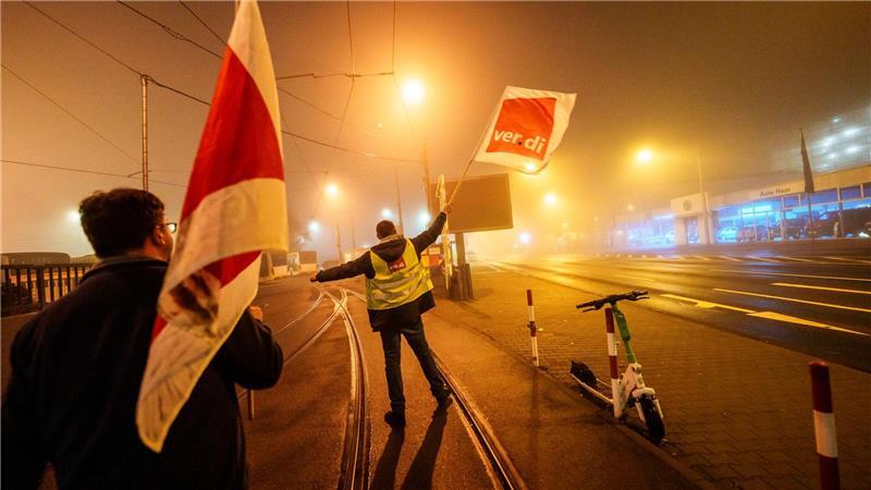 Fahnenschwenken zum Warnstreik im Nahverkehr