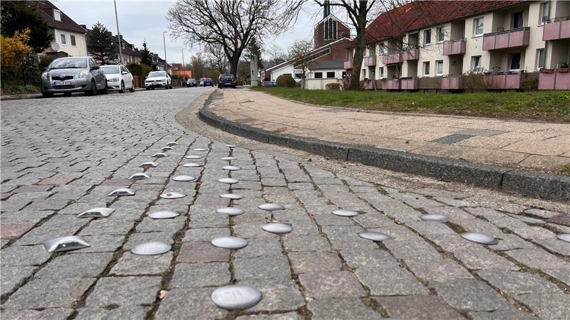 Fahrbahnbelag und Fußweg werden am Lerchenweg in Hahle erneuert.