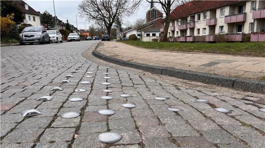 Fahrbahnbelag und Fußweg werden am Lerchenweg in Hahle erneuert.