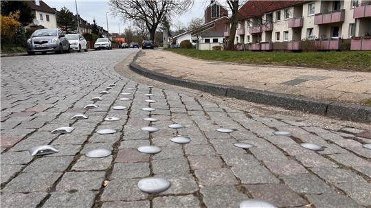 Fahrbahnbelag und Fußweg werden am Lerchenweg in Hahle erneuert.