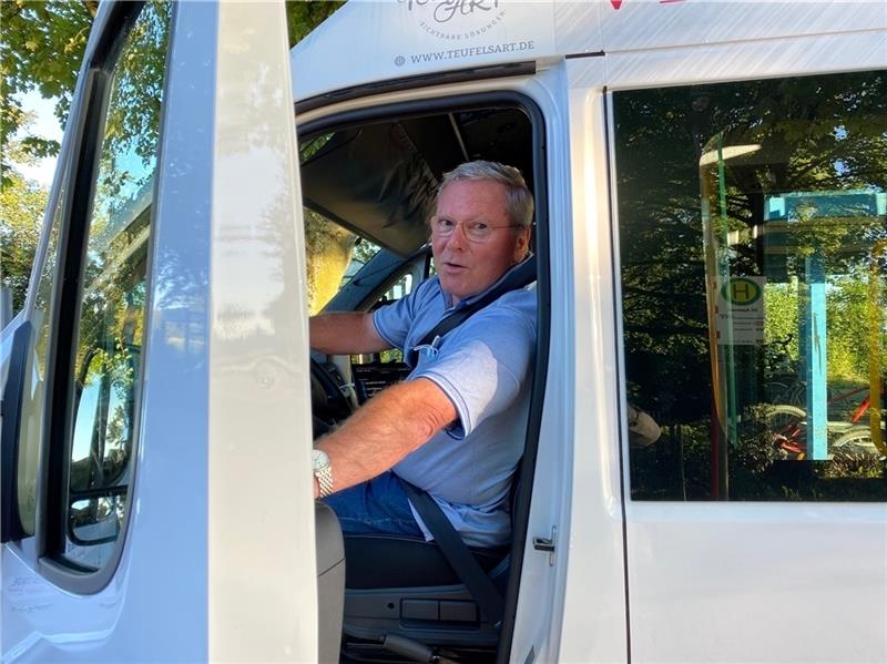 Fahrbetriebsleiter Udo Voigt teilt die inzwischen 13 ehrenamtlichen Fahrer des Bürgerbusses in der Samtgemeinde Apensen ein. Er ist auch selbst bei zahlreichen Touren hinter dem Lenkrad zu finden. Fotos: Lepél
