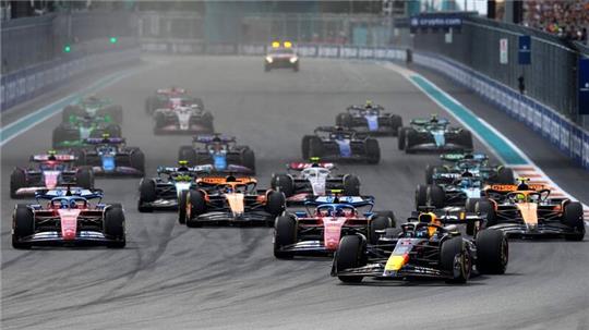 Fahrer lenken ihre Autos während des Formel-Eins-Grand-Prix von Miami in Miami Gardens.