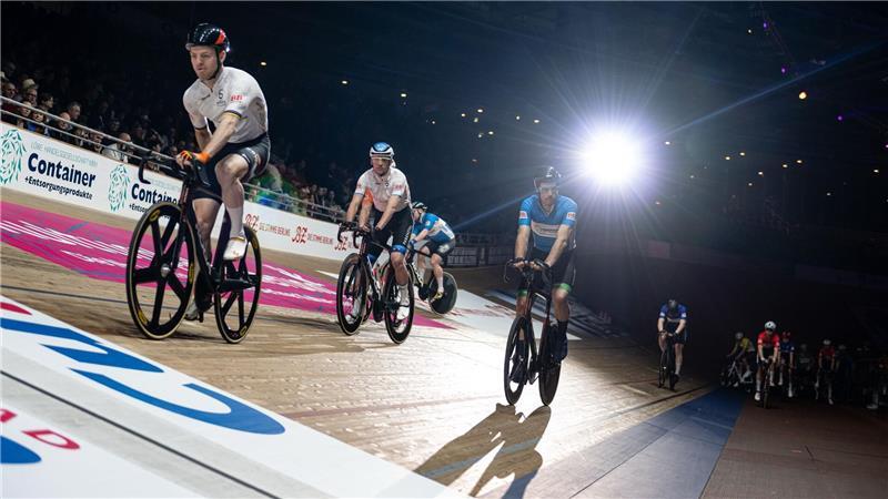 Fahrer stehen am Start beim Sechstagerennen in Berlin.