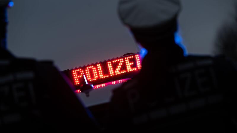 Fahrerin und Beifahrer mussten aus dem Auto gerettet werden. (Symbolbild)