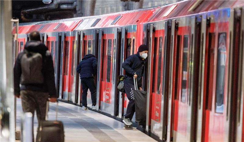 Fahrgäste besteigen eine S-Bahn im Hauptbahnhof Hamburg.  Foto: Markus Scholz/dpa +