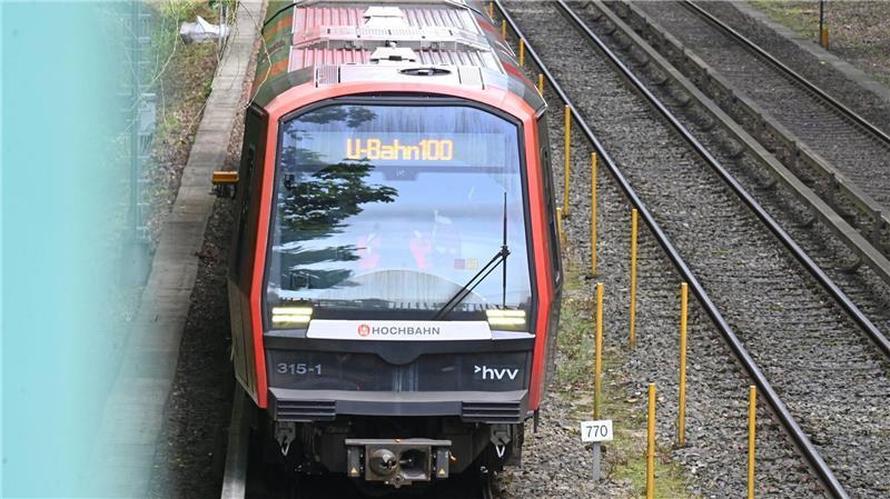 Fahrgäste der Hamburger U-Bahn und zahlreicher Busse müssen sich am Montag wegen eines Warnstreiks auf erhebliche Einschränkungen einstellen. (Archivbild)