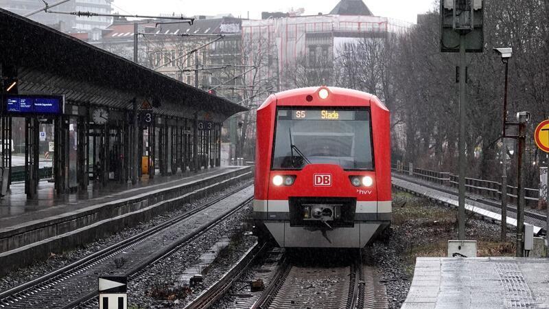 Eröffnung von S-Bahnstation erneut geplatzt - Folgen für Linien S3 und S5 Fahrgäste der Stader S-Bahnlinie S5 kommen nur bis zum Halt Sternschanze. (Symbolbild)