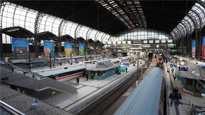 Fahrgäste gehen und stehen auf den Bahnsteigen im Hauptbahnhof Hamburg. (Archivbild)