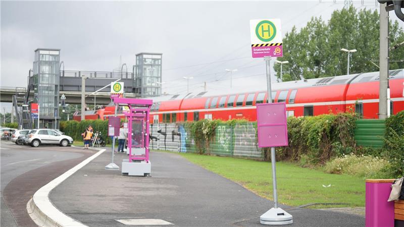 Bahnstrecke Berlin-Hamburg wird am Sonntag freigegeben Fahrgäste im Regionalverkehr mussten während der Sanierung auf Busse umsteigen. (Archivbild.)