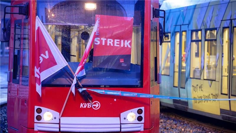 Fahrgäste in zahlreichen deutschen Städten wie hier in Köln müssen sich am Montag auf erhebliche Einschränkungen im öffentlichen Nahverkehr einstellen – nur in Niedersachsen nicht.