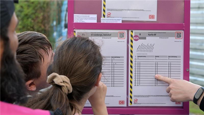 Bahn: Ersatzverkehr zwischen Hamburg und Berlin läuft stabil Fahrgäste informieren sich über die Abfahrtszeiten der Ersatzbusse.