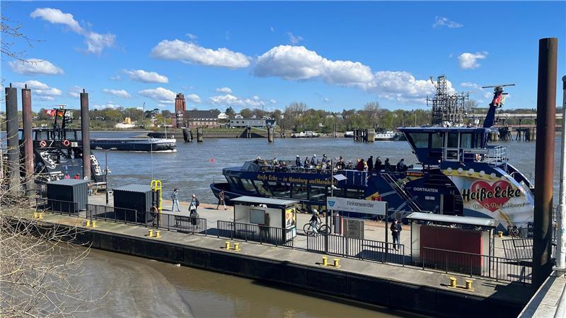 Fahrgäste können an den Landungsbrücken in Finkenwerder vom Bus direkt auf die Hadag-Fährlinie 62 umsteigen und umgekehrt.