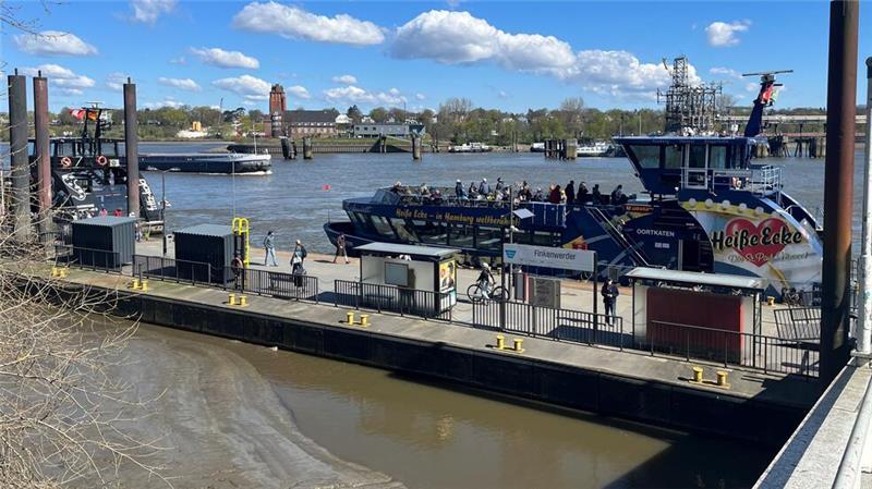 Ziel Landungsbrücken: Meilenstein für den Busverkehr im Kreis Stade Fahrgäste können an den Landungsbrücken in Finkenwerder vom Bus direkt auf die Hadag-Fährlinie 62 umsteigen und umgekehrt.