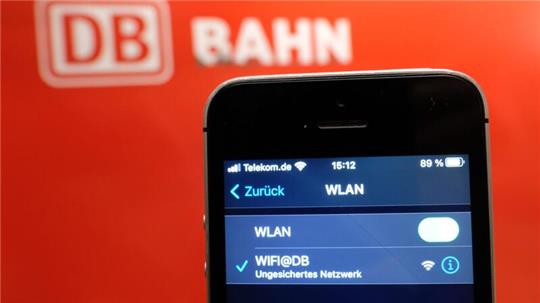 Fahrgäste können bundesweit nur an etwa jedem neunten DB-Bahnhof im kostenlosen WLAN-Netz des Konzerns surfen.