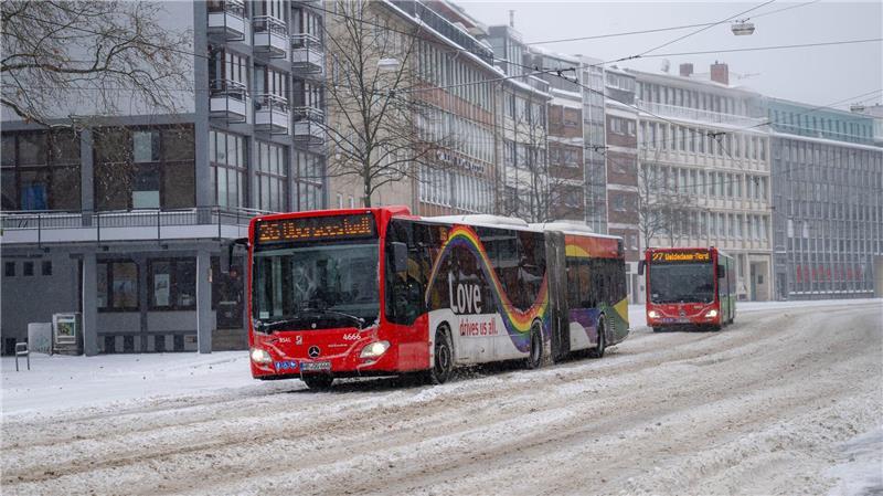 Fahrgäste müssen sich wegen des Winterwetters auf Verspätungen einstellen. (Archivbild)