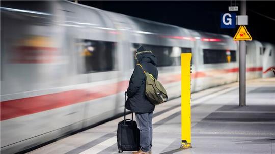 Fahrgäste mussten im ersten Halbjahr besonders lange auf den Zug warten (Archivfoto). 