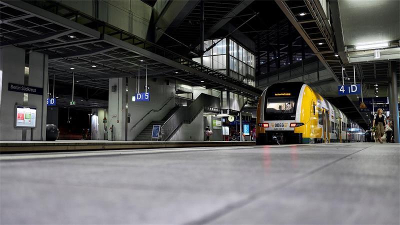 Fahrgäste saßen an den Bahnhöfen fest.