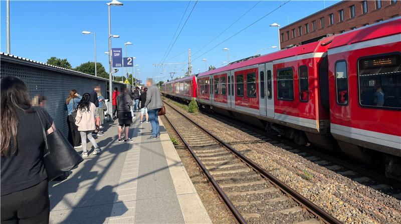 Fahrgäste stehen am Bahnhof in Neu Wulmstorf. Am Donnerstagmorgen kam es erneut zu Verspätungen und Zugausfällen bei der S5.