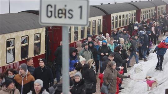 Fahrgäste steigen auf dem Brocken aus dem Zug der Harzer Schmalspurbahnen GmbH.