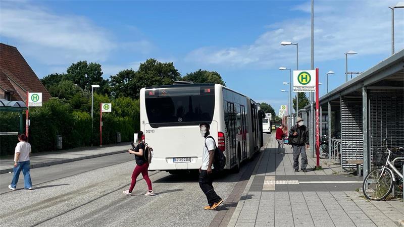 „Katastrophal“: Das sagen Pendler zum Bahnchaos im Kreis Stade Fahrgäste steigen aus einem S5-Ersatzbus aus. Viel los ist nicht, was auch daran liegt, dass Schulferien sind.