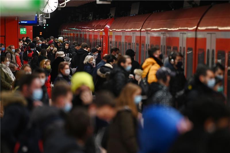 Fahrgäste steigen im Berufsverkehr in eine S-Bahn ein. Foto: Marijan Murat/dpa