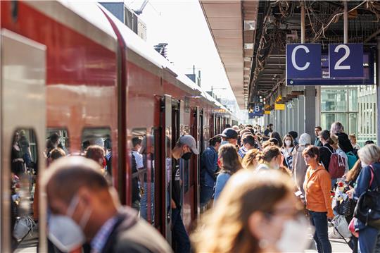 Fahrgäste steigen in eine Regionalbahn der Deutschen Bahn. Foto: Michael Matthey/dpa