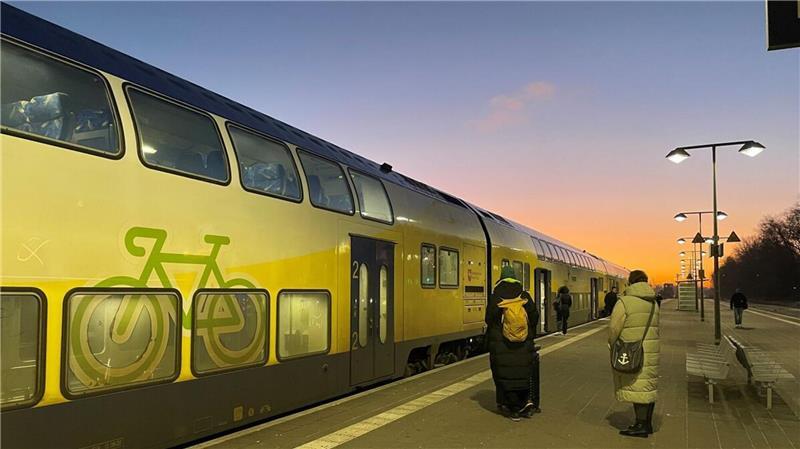 Fahrgäste warten geduldig auf den verspäteten RE5 am Bahnhof. (Archivbild)