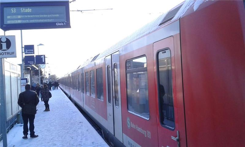 Fahrgäste warten in Fischbek vor der S-Bahn. Foto: Chwialkowski/Archiv