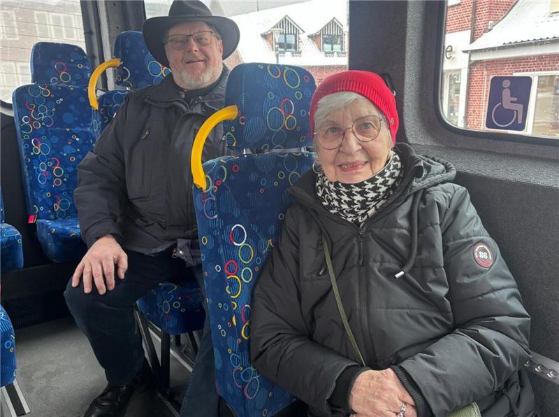 Fahrgast Barbara Poetzsch fährt regelmäßig mit dem Bürgerbus. Fahrdienstleiter Peter Koetzing ist seit 2018 ehrenamtlich im Verein engagiert.