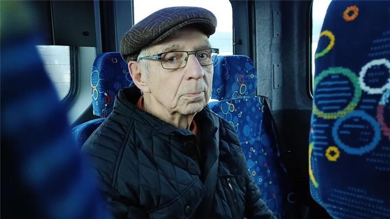 Fahrgast Manfred Martens nutzt den Bürgerbus, um zum Harsefelder Bahnhof zu kommen.
