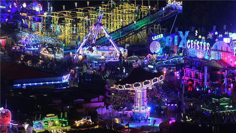 Fahrgeschäfte leuchten auf dem Oktoberfest.